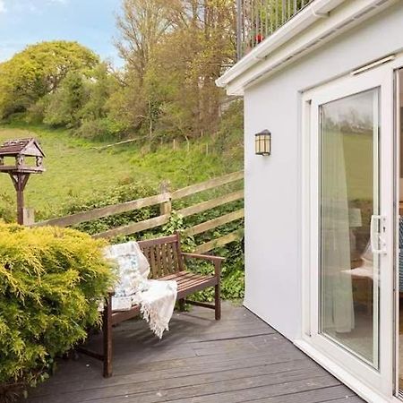 Cosy Beachfront Retreat With Stunning Sea Views & Free Access To A Local Indoor Pool Talland エクステリア 写真