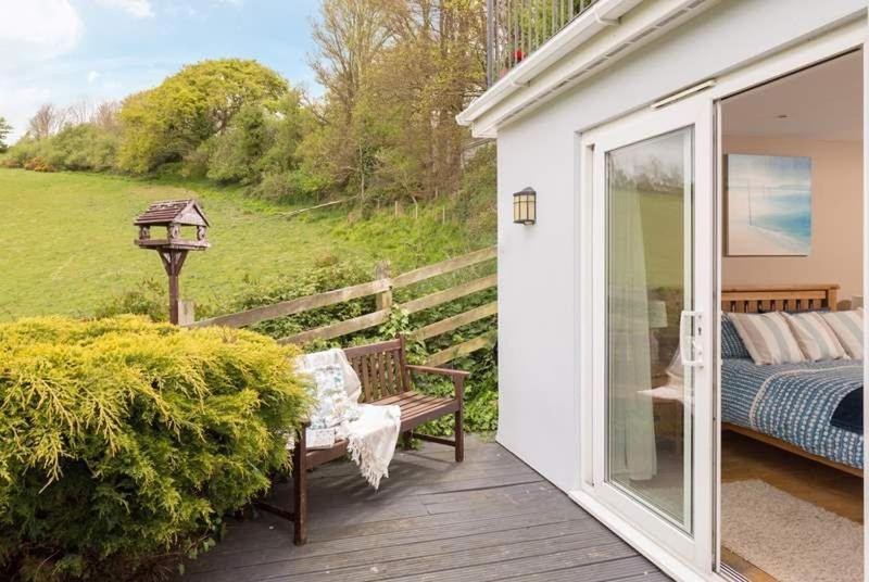 Cosy Beachfront Retreat With Stunning Sea Views & Free Access To A Local Indoor Pool Talland エクステリア 写真