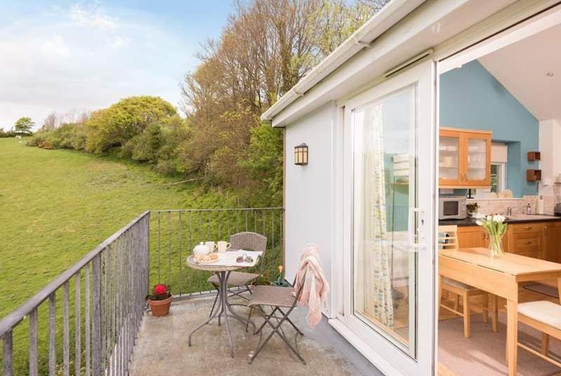 Cosy Beachfront Retreat With Stunning Sea Views & Free Access To A Local Indoor Pool Talland エクステリア 写真