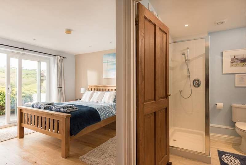 Cosy Beachfront Retreat With Stunning Sea Views & Free Access To A Local Indoor Pool Talland エクステリア 写真