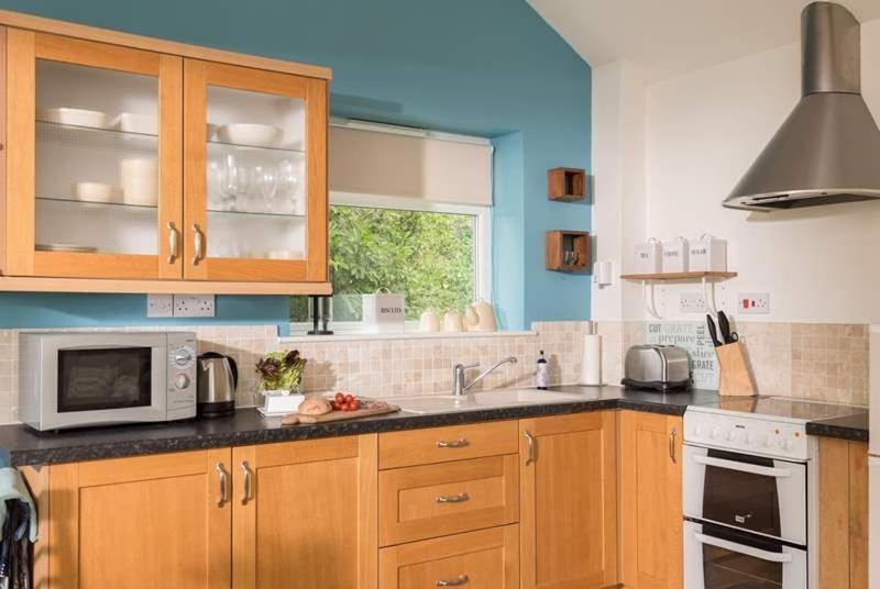 Cosy Beachfront Retreat With Stunning Sea Views & Free Access To A Local Indoor Pool Talland エクステリア 写真