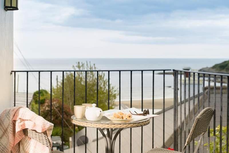 Cosy Beachfront Retreat With Stunning Sea Views & Free Access To A Local Indoor Pool Talland エクステリア 写真