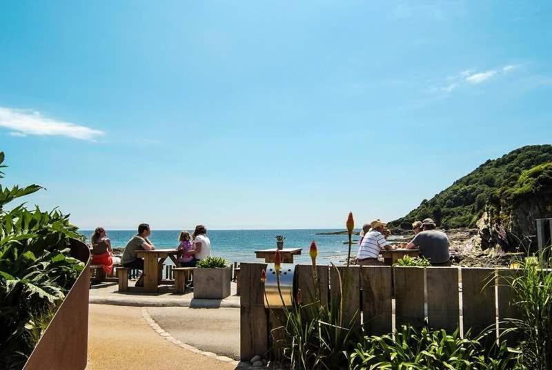 Cosy Beachfront Retreat With Stunning Sea Views & Free Access To A Local Indoor Pool Talland エクステリア 写真