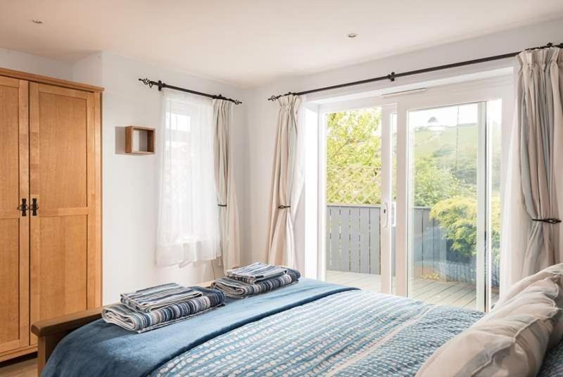 Cosy Beachfront Retreat With Stunning Sea Views & Free Access To A Local Indoor Pool Talland エクステリア 写真