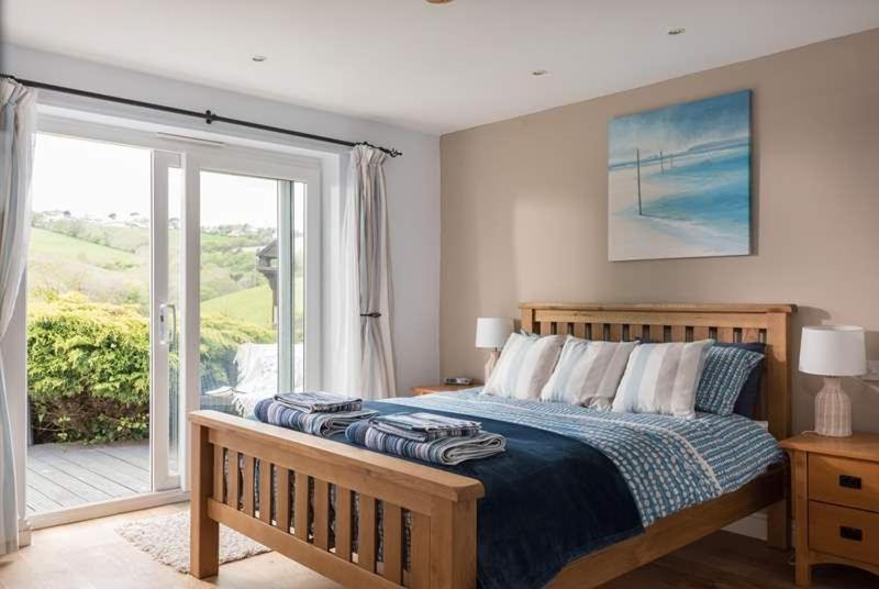 Cosy Beachfront Retreat With Stunning Sea Views & Free Access To A Local Indoor Pool Talland エクステリア 写真