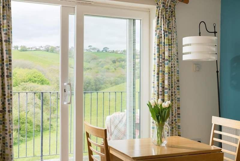 Cosy Beachfront Retreat With Stunning Sea Views & Free Access To A Local Indoor Pool Talland エクステリア 写真