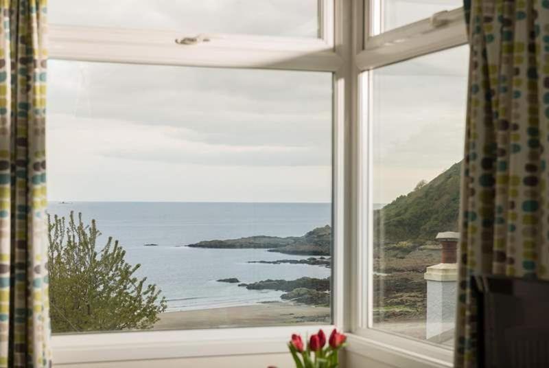 Cosy Beachfront Retreat With Stunning Sea Views & Free Access To A Local Indoor Pool Talland エクステリア 写真