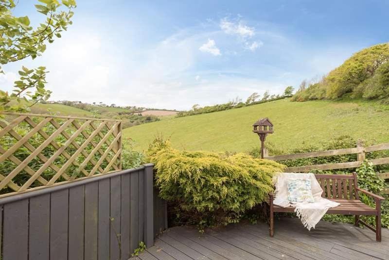 Cosy Beachfront Retreat With Stunning Sea Views & Free Access To A Local Indoor Pool Talland エクステリア 写真