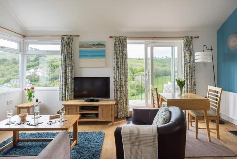 Cosy Beachfront Retreat With Stunning Sea Views & Free Access To A Local Indoor Pool Talland エクステリア 写真