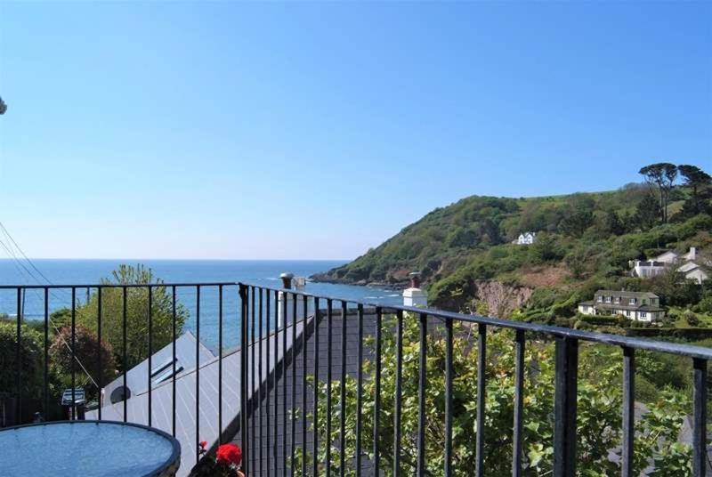 Cosy Beachfront Retreat With Stunning Sea Views & Free Access To A Local Indoor Pool Talland エクステリア 写真