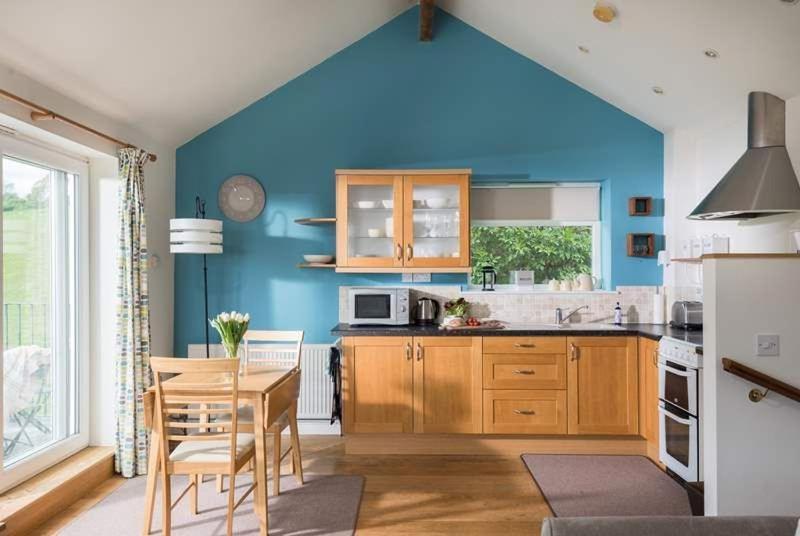 Cosy Beachfront Retreat With Stunning Sea Views & Free Access To A Local Indoor Pool Talland エクステリア 写真