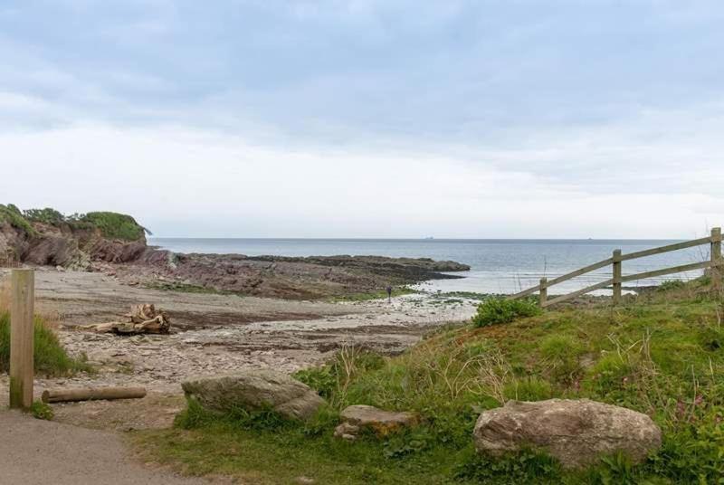 Cosy Beachfront Retreat With Stunning Sea Views & Free Access To A Local Indoor Pool Talland エクステリア 写真