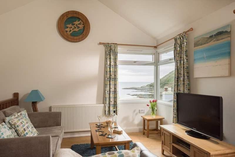 Cosy Beachfront Retreat With Stunning Sea Views & Free Access To A Local Indoor Pool Talland エクステリア 写真